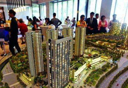 　相比往年，深圳今年的樓市小陽春來得要晚一些。  　　深圳住建局房產信息平台顯示，五月新房成交4788套、二手房成交9042套，兩個數據同比去年同期相差大約0.1%，出入不大。而放在過往6個月的時間軸內比較，深圳目前的成交量已經在疫情低穀之後逐漸上揚。樂有家、諸葛找房等多個第三方機構數據顯示，深圳二手住宅均價已於今年四月上漲到了6萬+元/㎡，並持續上行。  　　量價齊漲的5月，不少人已不滿足於按揭貸，正嚐試利用信用貸來撬動房產，寄望分羹深圳樓市，“買到就是賺到”的投機風開始出現苗頭。    　　然而硬幣的另外一麵，信貸違約的魅影卻在悄然閃現，一些銀行客戶經理好幾年都不曾遇到的抵押貸款逾期業務和斷供業務開始抬頭。部分銀行已經開始警惕小微企業貸款潛存的逾期風險；抵押貸展期的狀況也讓不少客戶經理變得“膽小”了起來：對小微企業的貸款審查變嚴格了。  　　這個夏天繽紛而焦灼。在資金鏈緊張邊緣掙紮的企業、苦於供樓的個人、正靈活套取各種信貸產品投入樓市打新的淘金客們，共同構成深圳樓市魔幻小陽春的一道獨特風景線。  　　樓市斷供和抵押貸逾期抬頭  　　在中國農業銀行深圳一支行零售信貸部工作近十年的林麗最近有些煩。服務中小微企業客戶近十年，她五月份手頭已經接手了兩筆貸款逾期業務。過去，她好幾年才會遇到一筆貸款逾期業務。這段時間，銀行客戶經理們好幾年都不曾遇到的貸款逾期“黑天鵝”業務如今開始出現了。  　　另一銀行經理張敏也不幸踩雷。她的這位客戶在深圳寶安區沙井經營了一家四五十人規模的模具廠。前後十幾年，曆經2008年金融危機，工廠業務整體平穩，老板在今年春節過後也就沒太在意疫情對業務帶來的衝擊。孰料上遊大客戶四月底臨時告知訂單要減半，模具廠的經營狀況開始斷崖式下滑。    　　“中型企業一般預留兩三個月現金。開小廠的老板基本都是一有錢就立刻投入生產了，也很少有心思搞副業做投資，老板也就預留了一個月現金。現在撐不過來，已經辦了貸款展期。”張敏言及這一切不甚唏噓，以前銀行麵臨的企業抵押貸逾期情形無非是企業間鬧經濟糾紛。如今，經手的抵押貸逾期業務不少源於產業鏈傳導而來。  　　幸運的是，林麗和張敏經手的客戶都辦理了貸款展期，這在往年是不大可能的。  　　今年3月，《關於對中小微企業貸款實施臨時性延期還本付息的通知》（下稱“《通知》”）允許小微企業還本付息日期延至2020年6月30日。這也讓資金緊繃，一時間難以還款付息的企業獲得了喘氣的機會。  　　相對於小微企業逾期，個人按揭貸款暫時穩定，但也有國有銀行深圳分行人士向第一財經記者表示，按揭違約相比去年同期有增加，多是因公司倒閉失去供房收入。  　　“以前每個月大概有幾個客戶斷供；最近每個月大概有十幾個客戶谘詢斷供的事情，但是91抖阴污在线观看也會綜合貸款人情況辦理延長貸款期限、轉按揭，走到出售房屋那一步的客戶還不多。”上述國有銀行深圳一分行人士直言，但是這類現象有增多苗頭。  　　對於部分銀行人士感受到的貸款客戶的微妙變化，經營小微企業的業內人士、拍賣人士有著類似的感受。  　　常年活躍在企業圈、拍賣圈的王昌爾向第一財經記者表示，“91抖阴污在线观看目前接手的拍賣資產比去年同期有增加但不明顯，下半年會慢慢多起來，畢竟走完拍賣流程也需要時間。”  　　多位銀行人士在接受第一財經記者采訪之際均有表達，抵押貸逾期、個人房貸斷供的現象開始慢慢“抬頭”了，但是斷供“潮”尚未到來。這其中的原因在於，深圳的房價抗跌性強。即便企業主無路可走將房子入市也能錄得一個看漲的估值，不至於走到麵臨破產起訴查封拍賣及繳納違約利息、個人征信上榜銀行“黑名單”的窘境。  　　即便如此，部分銀行已經開始警惕小微企業貸款潛存的逾期風險。  　　“91抖阴污在线观看支行行長在周會上也提到了這點，讓大家最近多梳理手頭的中小微企業客戶，摸底企業的經營情況、產業鏈上下遊狀況，跟企業客戶溝通頻度要密一點。”林麗直言。  　　抵押貸展期的狀況也讓不少客戶經理變得“膽小”了起來：對小微企業的貸款審查變嚴格了。  　　“三四月，有小微企業貸款貼息政策支持的時候，銀行貸前審查需要到企業經營場所拍照存檔，審核紅本房屋估價的七成、公司一年流水的六成能否覆蓋貸款額度，才能敲定放款與否；現在91抖阴污在线观看還會查驗小微企業上年度營業收入及淨利潤、上年度納稅額、員工人數、近兩年納稅證明及近三年財務報表等資料。”  　　一位不願具名的股份製商業銀行福田區支行的負責人士透露，悄悄收緊放款門檻是考慮到企業展期、續貸現象開始增多，不想造成銀行不良資產增多。  　　“淘金客”套用信貸資金  　　即便風險隱現，個人按揭貸仍是深圳各大銀行的香餑餑。  　　據樂有家研究中心數據監控顯示，2019年至2020年4月深圳一共交易了15萬套房子。其中一次性付款占比不到1成，15萬套房子裏有13萬套便采用了按揭貸款的支付方式。而不需要抵質押或者第三方進行擔保的信用貸在部分銀行的風頭甚至蓋過了按揭貸。  　　“我手頭就排著四五個信用貸客戶，都是些貸款信譽記錄不錯且個人收入來源有保障的客戶。”民生銀行深圳一支行的劉姓客戶經理告訴第一財經記者。  　　如今的信用貸熱度明顯高於往年。多家銀行人士言及信用貸，隻是感受不一，但均向第一財經記者表示，信用貸相比去年有增加。  　　其實，受到不少人追捧的信用貸用起來也不是沒有風險的。如果貸款人申請了信用貸並且已經用了，會在貸款人征信記錄上有所體現。在申請住房按揭貸的時候銀行可能會要求貸款人說明首付款的來源，如果提供不了首付款來源的證明，銀行可能會要求貸款人提前結清貸款，甚至直接拒批。與此同時，深圳的多家銀行都要求信用貸款三年內還清，少數銀行要求貸款人的信用貸業務於一年內結清。  　　第一財經記者了解到，對於沒有公司沒有房產的貸款客戶來說，一般銀行提供的信用貸上限是三十萬元，貸款人可以選擇向兩三家銀行申請信用貸，籌得百萬元資金。  　　換言之，貸款人通過信用貸工具適度加杠杆可以助力自身搭上買房的車；但另一方麵，它的還款期限又會給到貸款人還款壓力，信用貸不良也會直接影響個人按揭貸業務的申請、個人的征信記錄等。  　　鑒於信用貸的諸多限製，這些敢於同一時間去找兩三家銀行申請信用貸，湊足百萬元資金投向樓市的客戶，多半都對深圳樓市報以極高的熱忱，且具有更強的購買力和更穩定的支付力。  　　“我經手的信用貸客戶，一次性貸到三十萬上限的基本上都是奔著二套房去的。”深圳一家股份製銀行黃姓人士表示，深圳樓市這幾個月價格持續上行給了不少剛需客和投資客上車的動力。  　　“信用貸一旦出現貸款逾期，因為缺乏抵押物清收很困難，91抖阴污在线观看審批辦理要求一直很嚴。但是深圳優質客戶多，至少我經手的客戶這兩個月有增多，基本上都是在大企業工作的金領人群，去買房投資的。”黃姓人士續稱，樓市的投資回報率給了加杠杆客戶人群信心。  　　第一財經采訪了一位憑借信用貸搭上二套房快車的淘金者張弛，在深圳打拚的十年，他親眼見證了深圳樓市的快速上漲。  　　2010年的深圳新房價格是2字頭（2萬+）。其中變化最大的當屬2015-2016年，深圳房價從3字頭直接跳到到5字頭，主因是2015年330政策放鬆了限購限貸，以及深圳整體經濟大環境的迅猛發展。自2017年開始，政府嚴控樓市，打擊炒房投資客，為保障剛需權益推出了係列新政，才促使深圳新房價格漸趨平穩，近3年漲幅僅3%。  　　樂有家研究中心數據顯示，十年間深圳房價總漲幅178%，領先國內諸多城市。今年疫情期間，深圳樓市仍呈上漲之勢。此前，深圳二手住宅均價還在5.7萬元/㎡水平，到2020年4月，均價上漲到了6萬+元/㎡。同時，樓市成交也快速回暖，5月深圳二手住宅過戶量再度突破8000套，創近半年新高，但距離去年末還略有差距。  　　在張弛及他身邊的人看來，房子無疑是實現財富快速增值及拉開階層差距的第一大法寶。這也令他及身邊人動用信用貸撬動二手房的信心和興趣度大增。  　　高漲的樓市看不到終點  　　敢於加杠杆背後，是大多數深圳人篤信深圳樓市供需不平衡的局麵暫時難以得到改變。  　　根據深圳市土地交易中心數據顯示，2006-2019年間，深圳累計住宅供應730578套，年均5.2萬套，放在長時間周期中，年住宅供應呈曲線下行之勢；與之對應的是，常住人口從2006年的846.43萬人，增加到2019年的1343.88萬人，累計增加接近500萬人，呈整體上行之勢。  　　同時，土地供應結構性失衡，工業、商業類用地供應多、住房用地供應少的局麵十餘年間並未得到扭轉。美聯物業根據官方公開出讓的土地數據統計顯示，過去14年裏，深圳居住、商業、工業三類用地結構的分別占比分別是：17%、10%和53%。  　　結構性失衡推導下，深圳購房需求在三月疫情緩和後便密集釋放，市場快速從四月份的部分片區過熱到現在量價齊升。  　　同時，房企們的拿地信心也正在快速被點燃。5月，深圳房企龍光地產拿下的深圳前灣片區地塊，以總價116億元占據5月全國住宅用地成交總價榜首，每平米可售樓麵價超過8萬元。  　　樓市熱情不褪，投機風開始出現苗頭，給調控再度加壓。以5月為例，深圳市住建局的調控動作接二連三。  　　5月22日，住建局親臨地產中介機構現場檢查，TaTa公寓、鴻榮源·壹方中心、星河丹堤、金亨利首府等一批掛牌價明顯高於近期真實成交價的房源被迫下架。5月26日，針對網友投訴網紅盤華強城捂盤惜售、沙井海岸城偷收喝茶費等問題，深圳市寶安住建局要求片區所有住宅新盤采取委托公證公開認籌籌錢選房的形式予以銷售。  　　高價房源下架、捂盤惜售內定房源被約談，再到近兩日福田區棚改炒作遭住建局打壓……主管部門操作基本上對症下藥，步步緊跟，以防樓市過熱。  　　住房“盤子小”的深圳也正在通過增大住宅供應，寄望打破樓市過熱困局。  　　5月初，深圳發布的《2020年度建設用地供應計劃》顯示，年內計劃供應1200公頃建設用地，與2019年計劃供應量持平，其中居住用地為293.2公頃。這一居住用地的供應比例較往年有所上升，年內計劃供應麵積較2019年實際供應麵積增加了50%。  　　這個6月，備受矚目的光明金融界項目已經開放展示中心，而全民矚目的潤璽一期年內也將會入市。整體來看，“買到就是賺到”投機心理、剛需客的快速上車心理、開發商的拍地熱情等都給深圳樓市按下了快進鍵。但平抑深圳房價增長，徹底打破供求不平衡的主邏輯仍將是一個漫長的過程。  　　來源：第一財經網