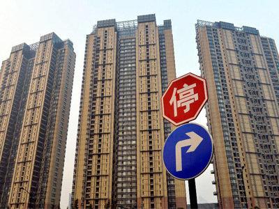 據不完全統計，今年前5個月已有20餘地出台租房新規，涉及房源、租金、安全、監管乃至戶籍等諸多方麵，快來看看有你將去的城市嗎？    　　9地保障租賃住房供應  　　日前，58安居客房產研究院發布重點城市租房趨勢報告顯示：4月份，北京、廣州、深圳新增房源量依次環比上漲31.4%、28.9%和45.4%；新一線城市代表如成都、杭州、天津等新增房源量漲幅更高，分別為61.7%、70.3%和56.6%。  　　58安居客房產研究院分院院長張波認為，二線城市出現部分區域房源供給量明顯增長等和城市的市場環境有著直接關係。事實上，據中新經緯客戶端不完全統計，今年以來，已有9地明確租賃住房建設計劃或增加供應措施。    　　其中，濟南明確，通過3年試點工作，每年新增租賃住房120萬平方米；杭州住保房管局確定2020年籌建完成藍領公寓1.5萬套(間)的目標任務；紹興計劃自2020年起到2024年，建設2.2萬套人才租賃住房。  　　此外，長沙、武漢兩地政府表態允許將符合條件的非住宅存量房屋改造為租賃住房，深圳住建局就“商改租”有關事項公開征求意見；廣州、鄭州兩地鼓勵利用集體、國有或自有土地建設租賃住房，前者給予補貼，後者將相關項目列入地方租賃住房建設計劃；合肥還明確，將個人出租自有住房每平方米獎勵從12元提高6元至18元。  　　易居研究院智庫中心研究總監嚴躍進指出，2015年、2016年的時候中央和住建部就提出要大力發展租賃市場，到現在差不多已經五年的時間。在這個時間節點上，各地效果如何需要評估，今年也要加快完成發展。  　　嚴躍進表示，從實際過程看，有些地方積極增加土地供應，有些地方從存量物業的改造、更新等方麵予以支持；有些地方明確政策性租賃住房和市場化租賃租房方麵可以進行創新。各地手段不同，但都有力地促進了當地的租賃市場。  　　嚴躍進認為，現在的問題是上麵提到的手段都是供應端的，是多主體供應、多渠道保障的導向。接下來的工作是強化租售同權，讓更多人去租房子，這就是需求端的內容。供應端和需求端做好，後續的租賃市場才能更好的健康發展。  　　6地新規緩解租房壓力  　　58安居客房產研究院發布的《2020一季度租房趨勢報告》顯示，租金作為租客的重要生活開支，在總收入中占有不小的比重。48.7%受訪者表示租房消費占比較高，排在各種生活消費之首。在該報告的受訪對象中，有20%的受訪者月租金占月收入比重超過30%。  　　針對過高的租金開支，6地從兩方麵著手出台新規幫租客“排憂解難”。  　　公積金提取方麵，4月起，沈陽提高租賃住房提取限額。其中，房屋坐落地址在沈陽市區的，限額由1200元/月提高至1400元/月；4月起，濟南提高職工個人租賃商品房提取定額，從9600元提高到12000元；5月7日，東莞宣布將租住本市住房提取比例上限提高至70%、額度上限提高至1800元/月。  　　濟南住房公積金中心工作人員表示，提高商品房租賃提取額度，有助於發展濟南市租賃住房市場，繳納公積金的雙職工家庭平均每月可提取2000元，在相當程度上改善家庭居住條件。  　　在租房補貼方麵，南京明確，符合申領條件的博士、碩士、學士按每人每月2000元、800元、600元享受最長36個月的住房租賃補貼；廣州番禺區表示，對符合相關條件的高層次人才提供最高50萬元(稅前)的購房補貼或給予所租房屋的50%租金補貼；青島指出，推進城鎮住房保障家庭租賃補貼工作，將2人戶、3人戶保障麵積標準在原基礎上各上調15平方米。  　　青島住建局認為，推進住房租賃補貼保障工作，是健全 “多主體供給、多渠道保障、租購並舉”住房製度的具體舉措。各級有關部門要以保障城鎮住房困難家庭的基本住房需求為立足點，以解決新市民的住房困難為出發點，進一步拓寬保障範圍，加大保障力度。  　　7地新規關注租房安全  　　除了房源和租金，租房安全也是不少地方政府關注的重點。  　　以珠海、濟南為代表的地方政府較為關注房屋本身的質量安全，兩地先後出台出租屋管理辦法征求意見稿。其中，珠海擬規定出租住房不得分隔搭建後出租，廚房、陽台、衛生間等不得出租供人員居住；濟南擬規定不得改變原有房屋的空間布局結構，不得按床位出租等。  　　另一些地方政府則更為關注租賃機構安全，如湖南、河北為規範省住房租賃市場行為，引導住房租賃雙方使用規範化的租賃合同，促進住房租賃市場持續健康發展，啟用全省統一《住房租賃合同》示範文本；  　　再如南京為保護租賃當事人的合法權益，規範住房租賃經營行為，要求市內所有的住房租賃機構建立租金托管製度，且需在商業銀行設立唯一的租金專用賬戶，專戶信息應在南京網上房地產網站公布。  　　無獨有偶，4月初西安也就《住房租賃資金監督管理實施意見》公開征求意見，該市擬規定“托管式”租賃企業在開展業務前需與商業銀行簽訂《住房租賃資金監管協議書》，並在監管銀行開立存量住房租賃交易資金監管專用賬戶。  　　不過，最為嚴苛的當屬合肥，該市擬對住房租賃企業進行信用考評，分別為五星、四星、三星、二星、一星、無星。其中，一星級企業為信用警告對象，無星級企業為失信懲戒對象，列入失信黑名單，實施聯合懲戒。  　　對此，合肥市住房租賃協會秘書長伍豔表示，主管部門推出信用評級考核辦法，主要是對合規經營的企業提供鼓勵和促進，對違規經營的企業進行打擊和披露，同時為合肥新市民在選擇合規靠譜的住房租賃企業方麵，提供明確和明示化的標準和規範。  　　還值得一提的是，4月22日，廣東省住房和城鄉建設廳與人民銀行廣州分行簽訂《合作備忘錄》，首次將公租房違規行為，包括違規享受公租房、違規申請租賃補貼等納入人民銀行征信係統。  　　此外，6月1日起，濟南全麵取消落戶城鎮條件限製，提供人才、院校學生、居住、就業、投靠等六種落戶途徑。嚴躍進分析稱，“居住途徑落戶”提到了租房落戶，這有望成為今年濟南租賃市場發展的一個突破口，租賃市場需求將會增加。  　　來源：中新經緯