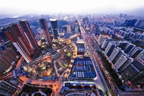 隨著疫情防控基本平穩，房地產行業複工複產紮實推進，企業為了進一步彌補前期疫情對銷售的負麵影響，加大了推盤力度，力求資金盡快回籠。在市場預期穩步恢複的背景下，樓市成交也逐漸複蘇。    　　中國指數研究院稱，5月，地方政府在“房住不炒”的樓市調控總基調指導下，因城施策更加靈活，但是房地產市場恢複速度略顯不同。其中，一線及核心二線城市市場需求整體恢複較快；部分三四線城市受人口、產業等多重因素影響，市場需求恢複相對緩慢。  　　中國指數研究院數據顯示，截至6月7日，受監測的12個一二線主要城市庫存總量環比微幅上升0.04%。截至6月首周，受監測城市中北京升幅較高，為4.44%；福州緊隨其後，升幅為4.08%；溫州升幅較小，為0.24%。監測城市中，東營庫存環比降幅較高，為6.06%。    　　事實上，從5月開始，城市住宅新增供應量同環比均小幅上升。另外，受房企積極推盤疊加疫情期間積壓的購房需求持續釋放影響，多數城市市場交易逐步恢複，成交量同步上升。從銷供比來看，一線城市去化能力更為樂觀。截至5月底，重點城市中，南京、杭州屬於庫存吃緊較為嚴重的城市，當前去化周期分別為5.77個月、5.11個月。  　　克而瑞地產研究中心近日公布的報告指出，在成交明顯複蘇帶動下，5月多數城市供求關係維持平衡。受監測的28個重點城市消化周期環比皆大幅收窄，八成以上城市降至18個月警戒線以下，杭州、濟南等消化周期不足6個月。  　　從庫存狀況來看，28個城市當中六成以上城市供求比小於1；同時，六成以上城市庫存麵積環比有所回落。但同比來看，七成以上城市庫存仍處上升通道，青島、鄭州、杭州等同比增幅超40%。  　　克而瑞方麵認為，隨著半年度業績衝刺季的到來，房企必將加快供貨節奏，供應有望放量增長，甚至創年內新高，預計6月市場仍將保持較高熱度。  　　來源：經濟參考報